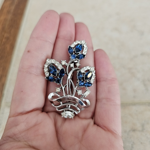 Vintage Crown Trifari Blue and Clear Rhinestone Basket Brooch - Picture 5 of 11